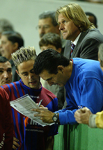 Bernd Schuster, cariacontecido, entre el público.