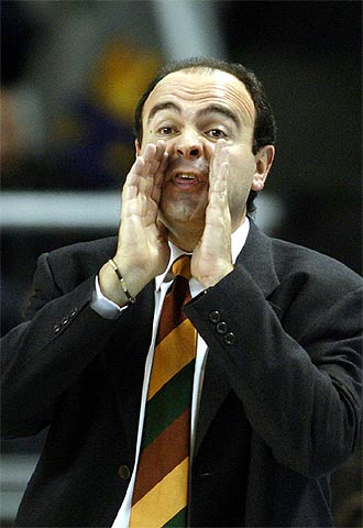 Trifón Poch, dando instrucciones a sus jugadores.