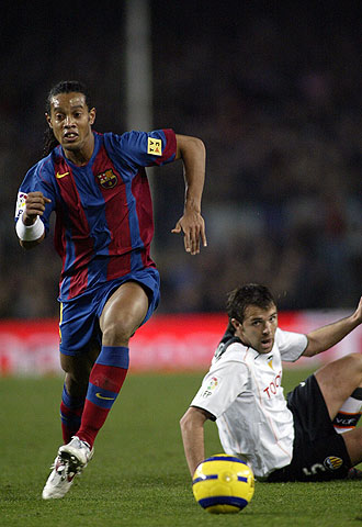 Ronaldinho se escapa de Marchena en una jugada del partido.