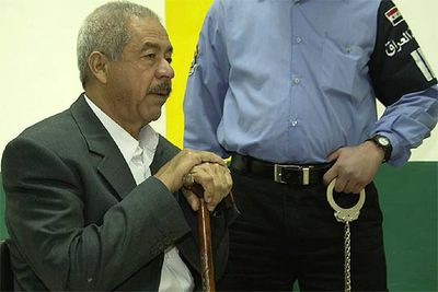Alí Hasan al Majid,  Alí el Químico , comparece ante el juez de instrucción que le interrogó ayer en Bagdad.