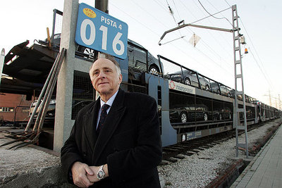 Emilio Fernández, presidente de Transfesa, ante uno de sus vagones de transporte de coches.