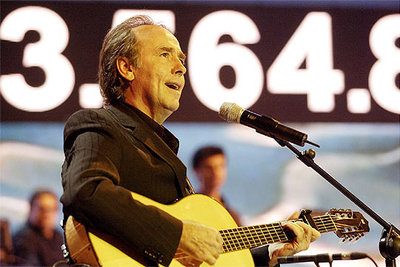 Joan Manuel Serrat, ayer en  La Marató  de TV-3, en su primera actuación tras su operación de cáncer.