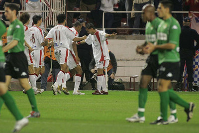 Alves ejecuta su danza celebratoria tras marcar el primer gol.