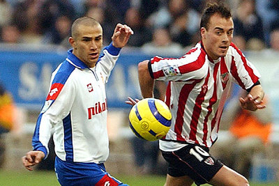 Ponzio y Yeste persiguen el balón.