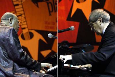 De izquierda a derecha, Chucho Valdés y Michel Legrand, en el Festival Jazz Plaza 2004.