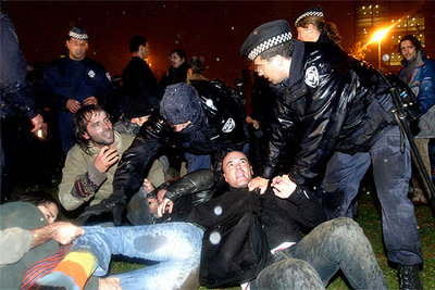 Una carga policial acaba con el segundo intento de acampar por el 0,7%