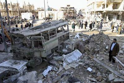 Un hombre inspecciona el lugar donde una bomba estalló el pasado domingo en Nayaf.