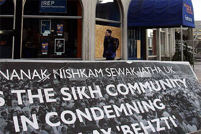 Una pancarta sij de protesta, ante el teatro de Birmingham donde se representa la obra  Behzti. 