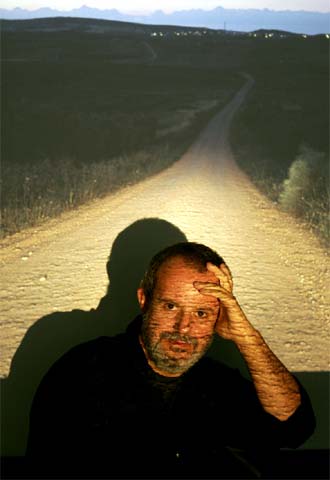 El fotógrafo Navia, ante una de sus imágenes de  Territorios del Quijote.  