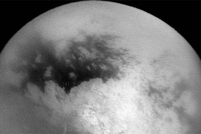 En Titán,  Cassini  observó nubes el 11 de diciembre (en la imagen).