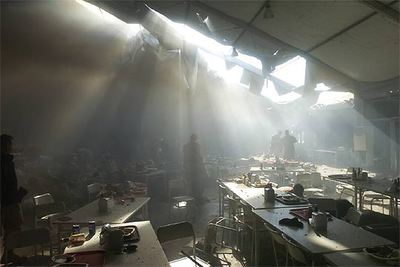 Una nube de humo cubre la cantina de la base militar de EE UU atacada ayer por insurgentes.