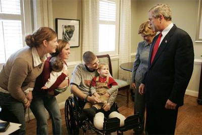 BUSH VISITA A  HERIDOS DE GUERRA