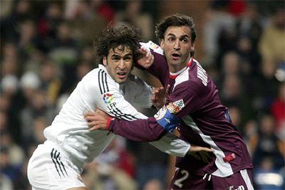 Raúl y Javi Navarro forcejean ante el saque de una falta.