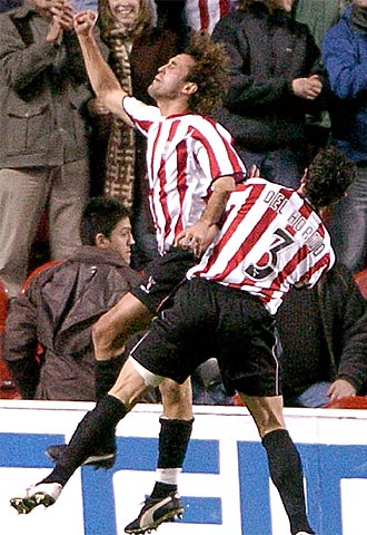 Ezquerro celebra, con Del Horno, el segundo gol.