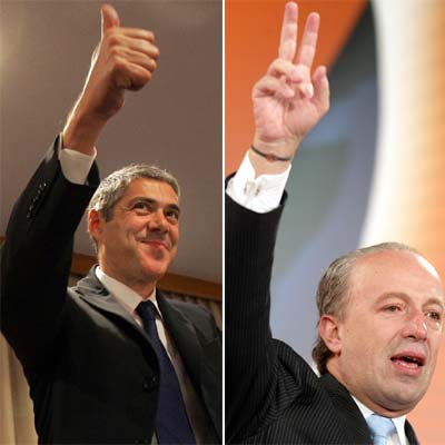 José Sócrates (izquierda) y Pedro Santana Lopes saludan a sus seguidores.rnrn rnrn AP