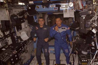 El estadounidense Leroy Chiao, a la derecha, y el ruso Salizhan Sharipov, en el interior de la ISS en noviembre pasado.