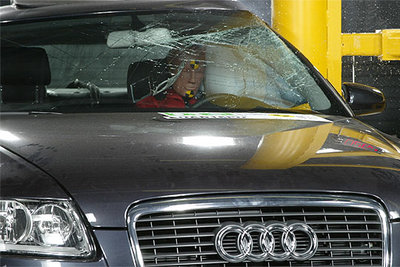 Superadas las pruebas de choque frontal y lateral, pasar la de impacto contra un poste (en la imagen) es imprescindible para poder acceder a las cinco estrellas.