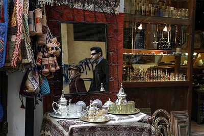 Las calles de Calderería Vieja y Calderería Nueva (en la fotografía) se han convertido en un  zoco donde las teterías y restaurantes de  kebab  se mezclan con tiendas para comprar lámparas, alfombras y otros objetos.