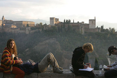 La Alhambra, vista desde el mirador de San Nicolás, una de las panorámicas más afamadas del Albaicín.rnrnInterior de una tetería en  la calle  Calderería Nueva, en el barrio del Albaicín, en Granada.