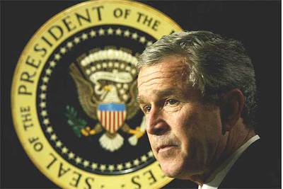 George Bush, ante un escudo de la presidencia norteamericana, en una fotografía de octubre de 2002.