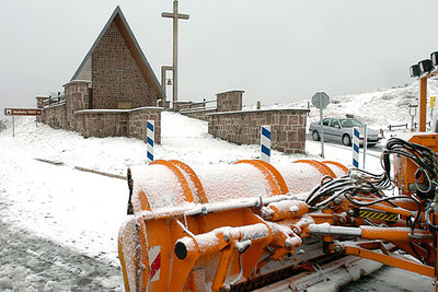 Una máquina quitanieves despeja la carretera en el alto de Ibañeta (Navarra).