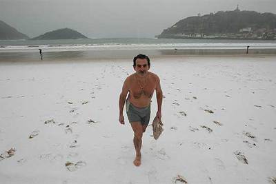 La nieve que cayó ayer sobre la Concha no desanimó a algunos bañistas, que afrontaron el frío.