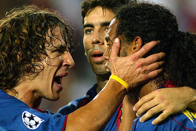 Puyol luce la pulsera amarilla en un partido de la pasada temporada.