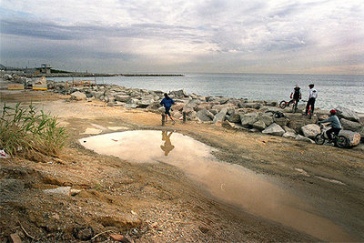 Franja de terreno que crecerá hacia el mar para la construcción de la plataforma del zoo marino junto al Fórum. 