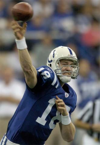 Peyton Manning se dispone a lanzar uno de sus certeros pases.