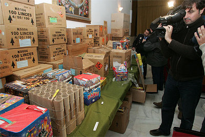 Un periodista graba el material pirotécnico intervenido en una vivienda de Sevilla.