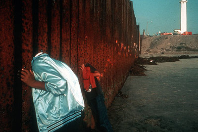 Fotografía  Playa de Tijuana, B. C. Valla fronteriza  (1995), de Alex Webb (Magnum Photos).