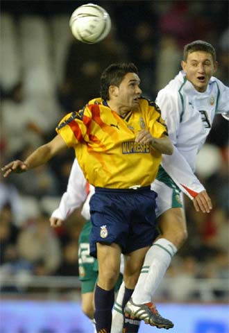 Juan Sánchez pelea por alto el balón con un defensa búlgaro.
