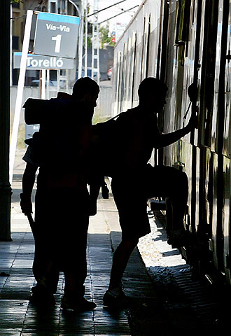 Varios pasajeros suben al tren en Barcelona.