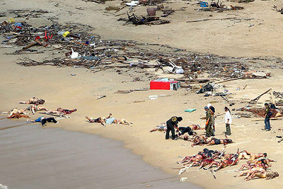 Decenas de cadáveres de turistas yacen en la playa de Khao Lak, en el sur de Tailandia, tras ser arrastrados por la marea.