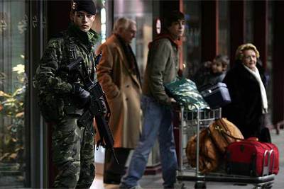 TRAJES DE CAMPAÑA EN LOS PASILLOS DE ATOCHA.