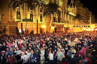 La popular San Silvestre toma el centro de Valencia