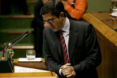 Patxi López, secretario general de los socialistas vascos, en la tribuna del Parlamento vasco.