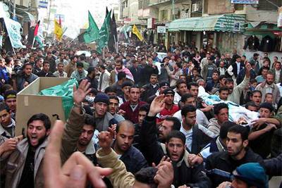 Entierro de varios militantes de Hamás y de las Brigadas de Al Aqsa, ayer en Jan Yunis (Gaza).