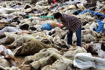 Un ciudadano tailandés busca a sus seres queridos entre los cadáveres de las víctimas producidas por el  tsunami .