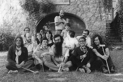 Redacción de  Mientras Tanto . Manuel Sacristán es el segundo por la derecha en la primera fila.