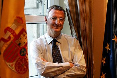 Jesús Caldera, durante la entrevista, en su despacho del Ministerio de Trabajo y Asuntos Sociales.