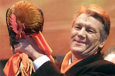 Víktor Yúshenko muestra un gallo con adornos naranjas, que representa el nuevo año, el viernes en Kiev.