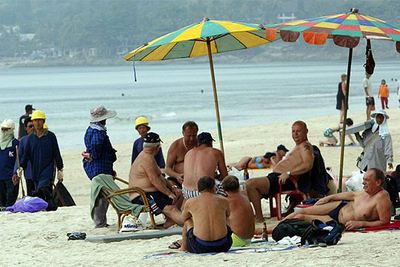 Los turistas vuelven a las playas del horror