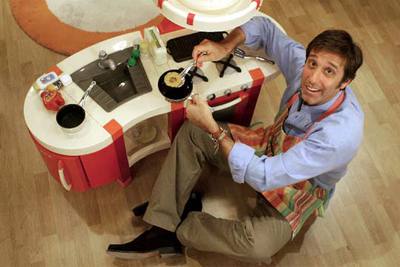 Emilio Aragón, dando rienda suelta a una de sus pasiones: cocinar.