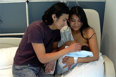Edgar Mejía y Lucía Caisa, con su primer hijo, Dylan, ayer en un hospital madrileño.