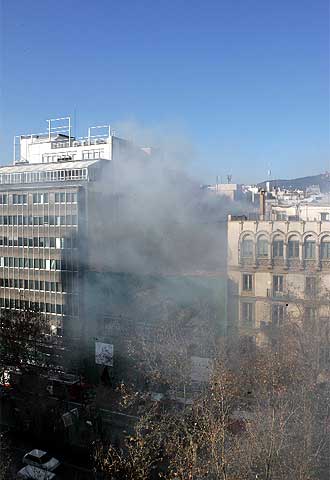 Un incendio abate un edificio semiderruido en Barcelona