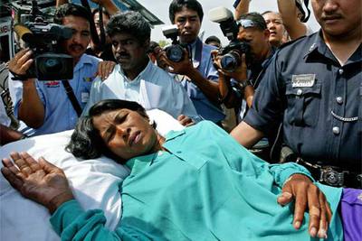 CINCO DÍAS AFERRADA A UNA PALMERA.