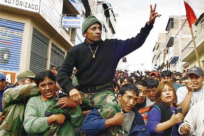 Humala es aupado por sus seguidores en la plaza de Armas de Andahuaylas.