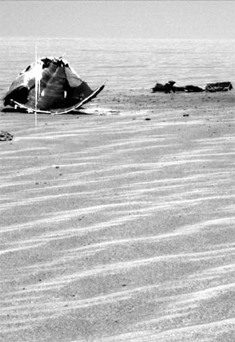 Restos de la carcasa en que  Opportunity  llegó a Marte fotografiados la semana pasada por el robot.