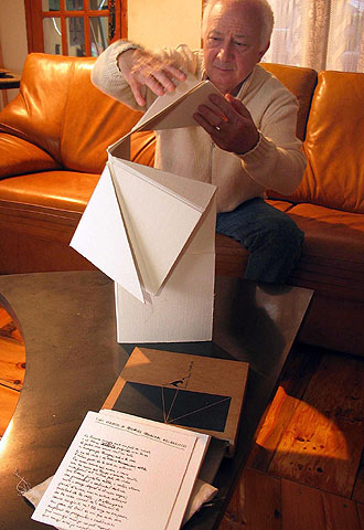 José Noriega, desplegando la construcción de Enric Miralles. rnrn FÉLIX O